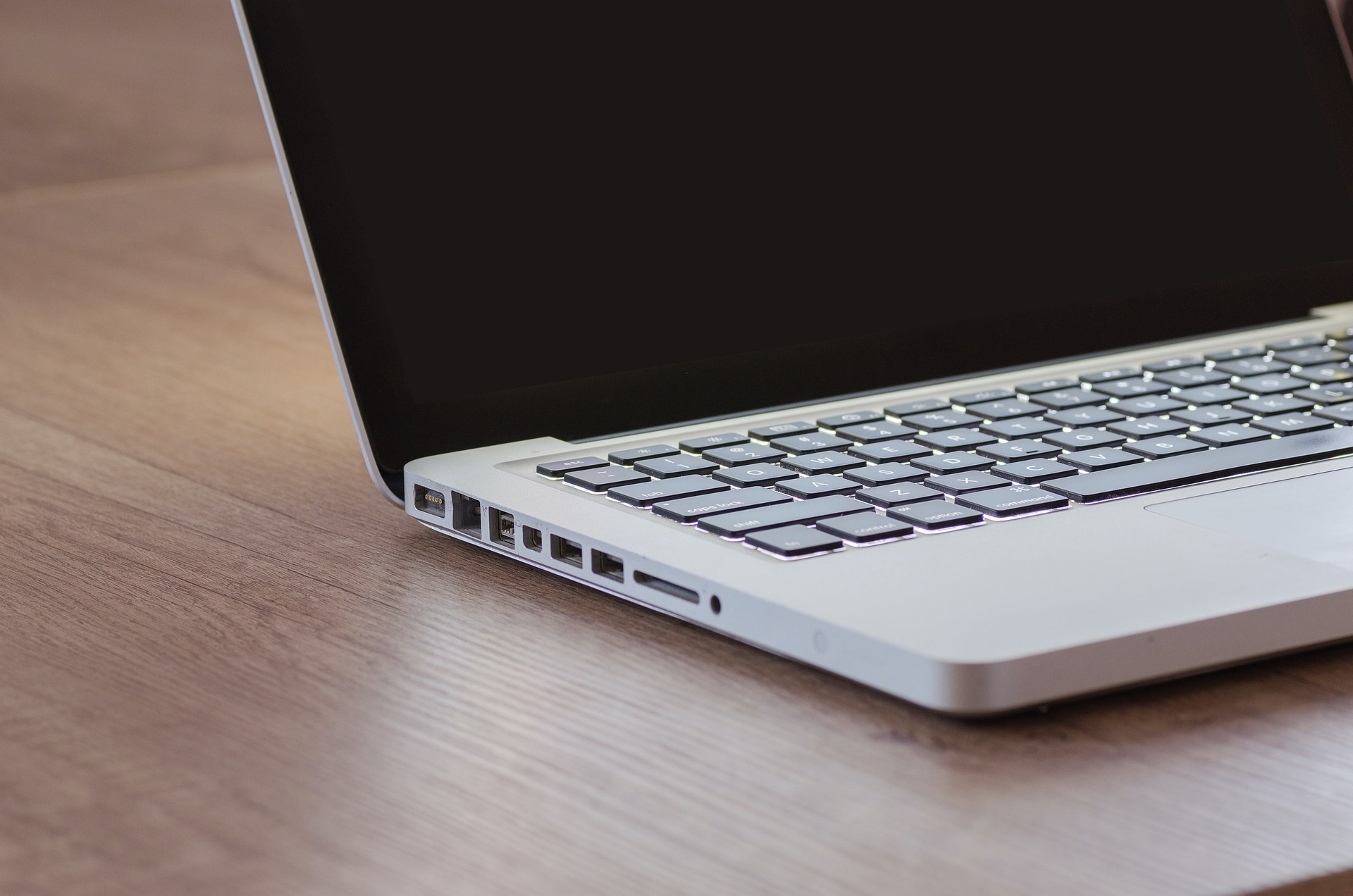 Monitor bleibt nach Standby schwarz: DisplayPort-Fehler lösen
